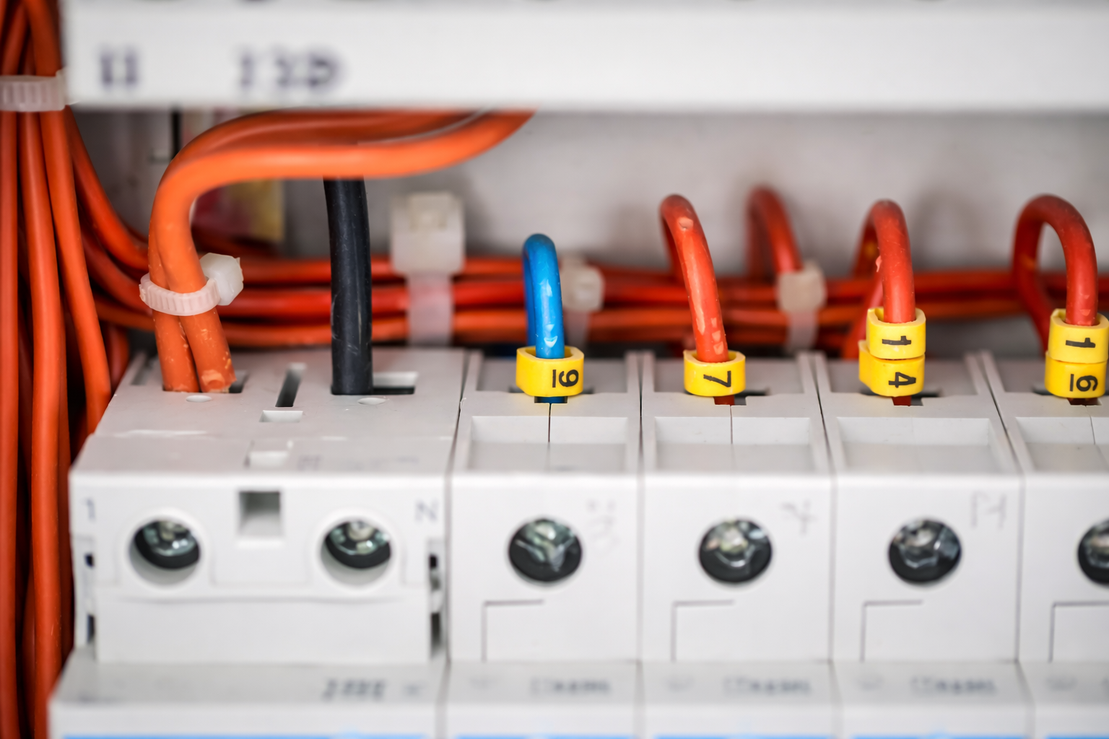 Elektriker arbeitet am Zählerschrank